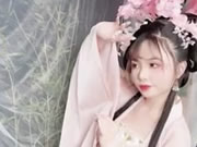 Nettes chinesisches Mädchen, das Fotos macht